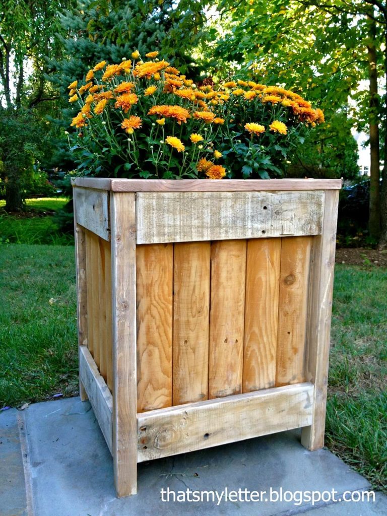 35 Creative DIY Pallet and Wood Planter Box Ideas (2024) FarmFoodFamily