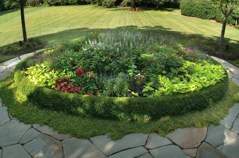 18 Beautiful Round Raised Garden Bed Ideas & Designs For 2024