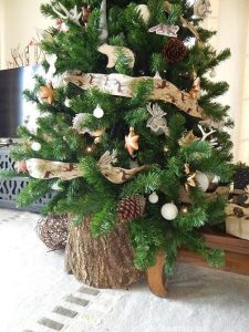 41+ Creative Wood Log and Tree Stump Decorating Ideas