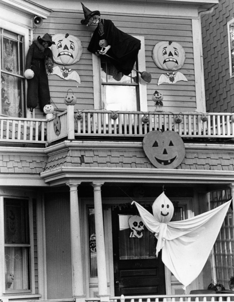 35+ Spooky Vintage Halloween Decoration Ideas & Designs For 2024(00)