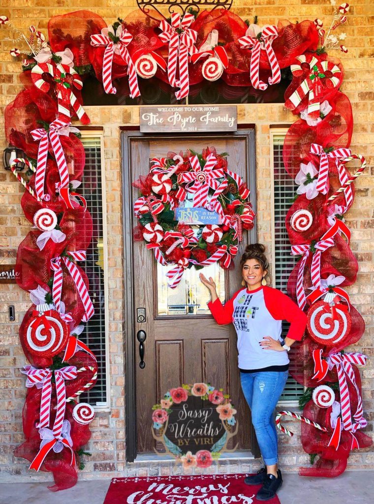 60-cozy-christmas-front-door-decorations-for-a-warm-welcome-2024