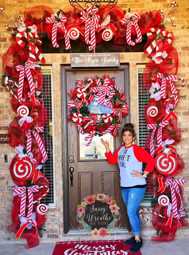 60+ Cozy Christmas Front Door Decorations for a Warm 2024