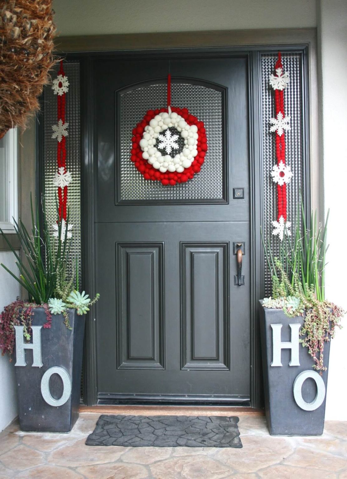 60+ Cozy Christmas Front Door Decorations for a Warm Welcome 2024