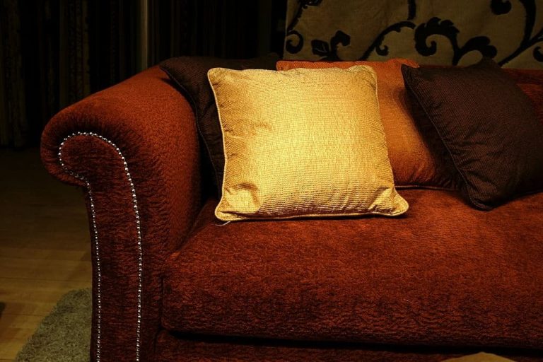 What Color Throw Pillows Go With Red Couch? (15+ Ideas)