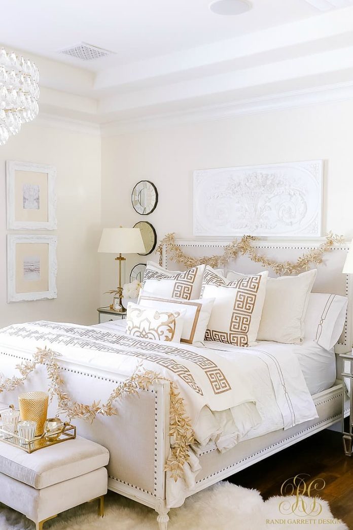 30+ Best White and Gold Bedroom Decor Ideas and Designs (Photos)
