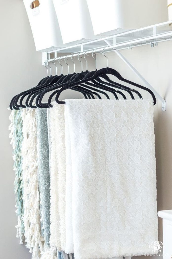35+ Clever DIY Blanket Storage Ideas For Small Spaces & Closets (2024)