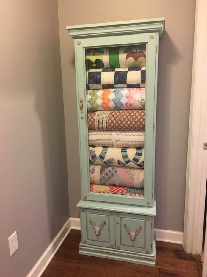 35+ Clever DIY Blanket Storage Ideas For Small Spaces & Closets (2024)