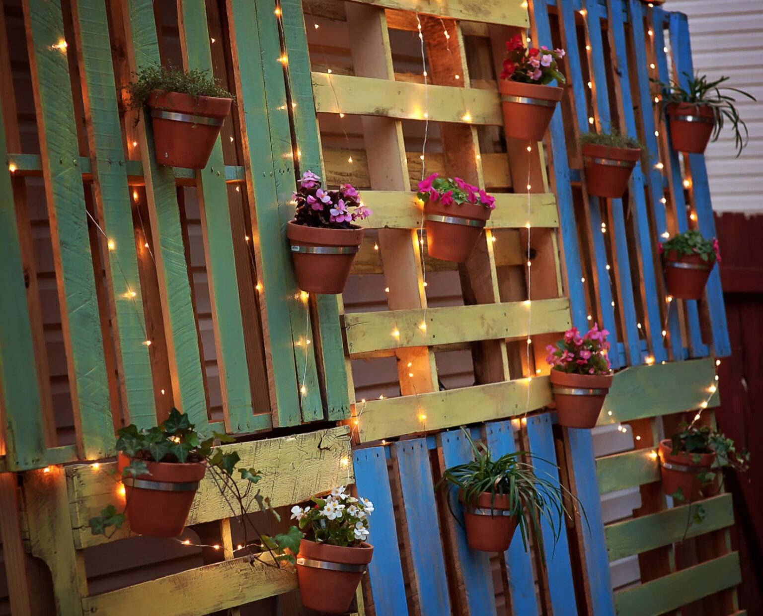 20 Amazing Pallet Fence Ideas to Transform Your Yard – FarmFoodFamily