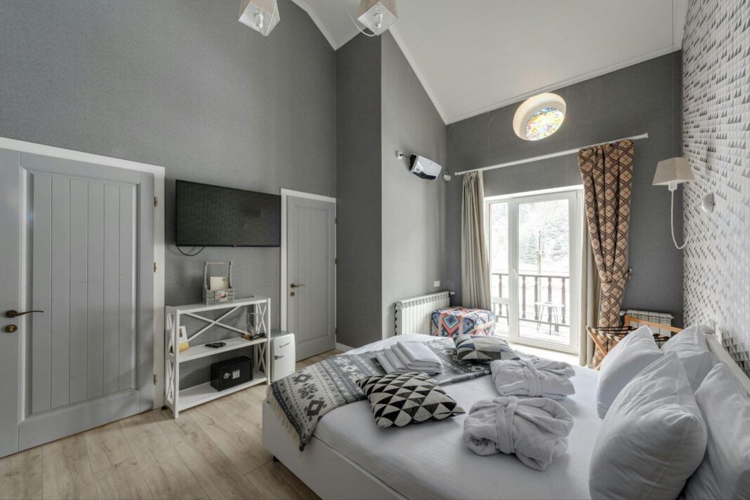 40+ Cozy Grey and White Bedroom Ideas for a Relaxing Retreat (2025 ...